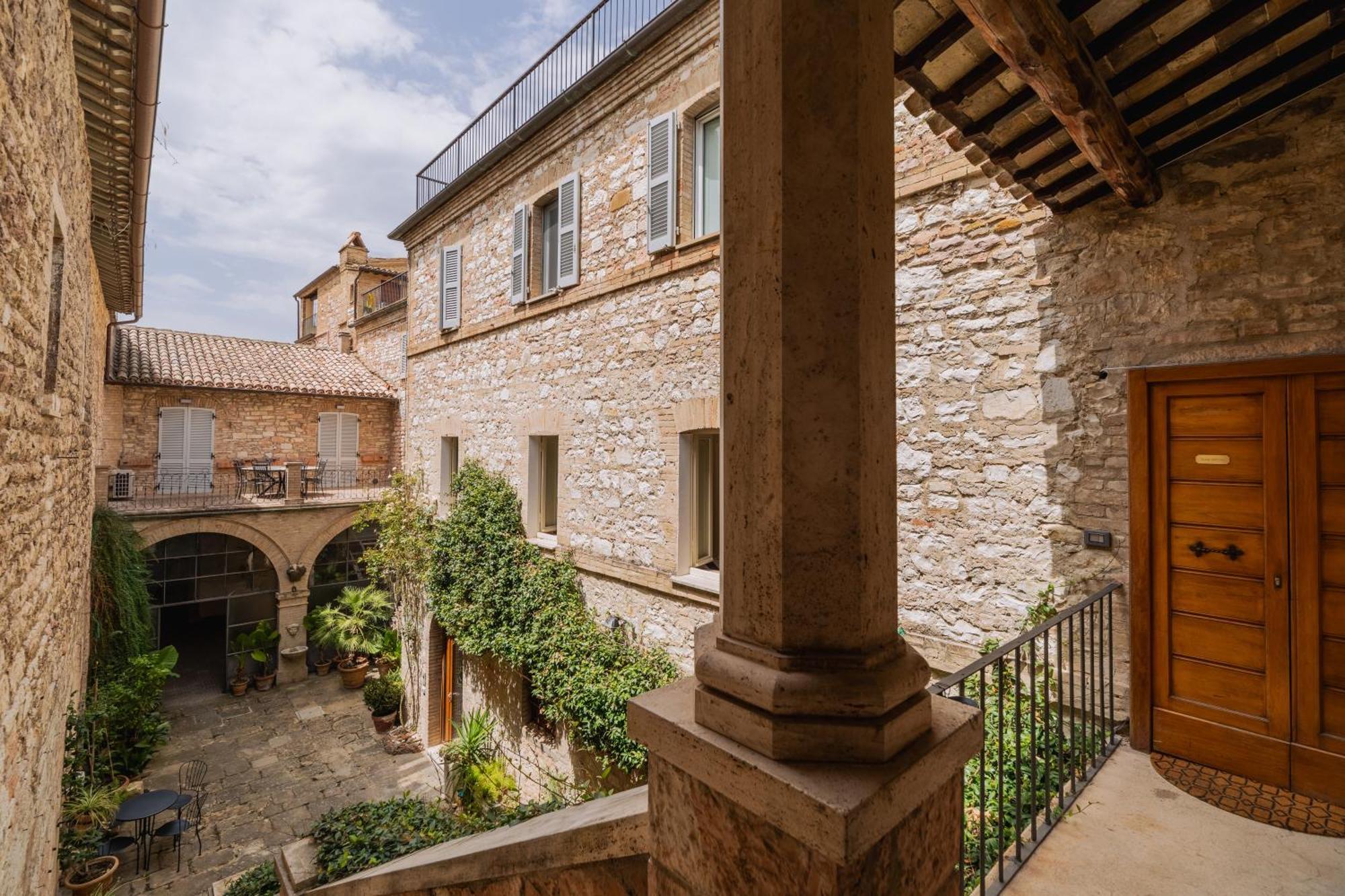 Suite Comunicanti, Tra Antico E Moderno อัสซิซี ภายนอก รูปภาพ